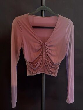 ALO Yoga Ruched V-Neck Long-Sleeve Crop Top - Mauve